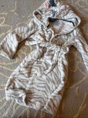 GAP Zebra Hooded Plush Bathrobe in White and Gray